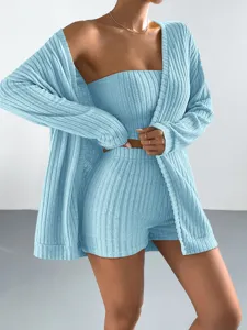 Λεπτομερής όψη γυναικείου σετ loungewear σε γαλάζιο χρώμα με ζακέτα, τοπ και σορτς.