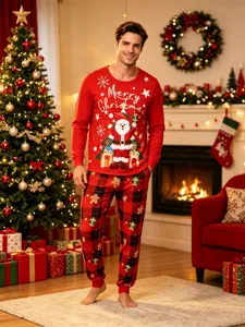 Détails d'un pyjama de Noël confortable avec imprimé festif et pantalon à carreaux rouges.