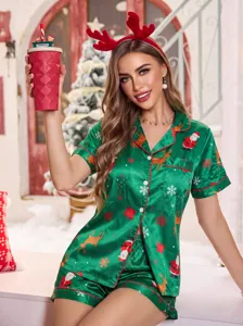 Gedetailleerd overzicht van de groene kerst-satijnen pyjamaset met feestelijke prints en korte mouwen.