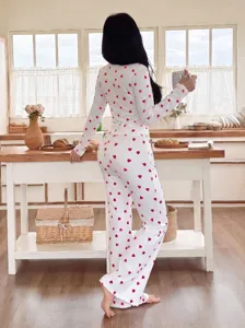 Damen Langarm Hausanzug mit süßem rosa Herzchen-Print, bequemer Rippstrick für gemütliche Tage.