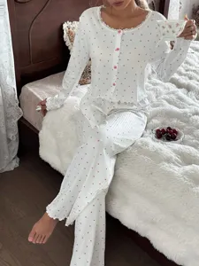 Primo piano dettagliato di un comodo pigiama da donna a maniche lunghe con cuori.
