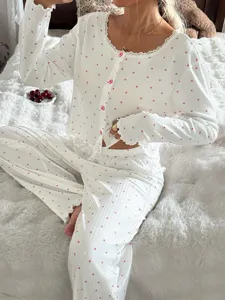 Completo Pigiama da donna a maniche lunghe con stampa di cuori rosa e dettagli in pizzo fine
