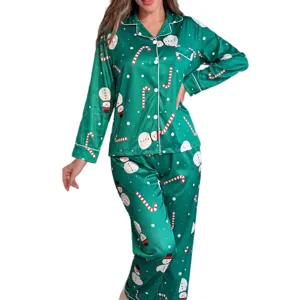 Ensemble pyjama en satin de Noël pour femme, haut à manches longues et pantalon imprimé.