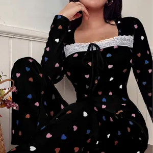 Ensemble loungewear femme en côte manches longues avec imprimé cœurs et bordure dentelle.