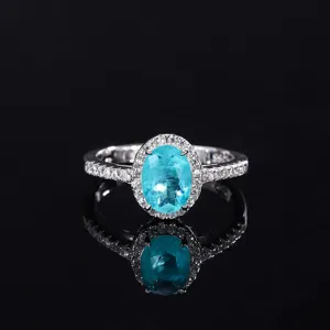 Magnifique bague ovale bleu néon avec des détails étincelants de pavé de zircones.