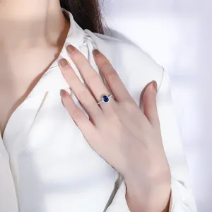 Élégante bague ovale en pierre bleue plaqué or en cuivre bijou minimaliste mode détail