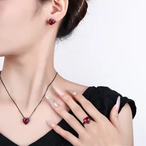 Eleganter herzförmiger roter Edelstein Schmuckset mit schwarzem Finish, Ohrringe und Kette.