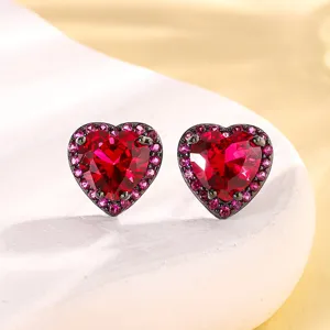Atemberaubende herzförmige Schmuck Ohrringe mit roten Zirkonia Steinen und schwarzem Gold.