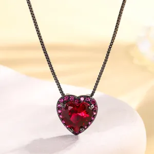 Herzförmige rote Edelsteinkette mit schwarzer Goldkette, elegantes Schmuckaccessoire.