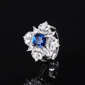 Deslumbrante anillo de racimo de flores de zafiro sintético azul con circonitas brillantes, detalle.
