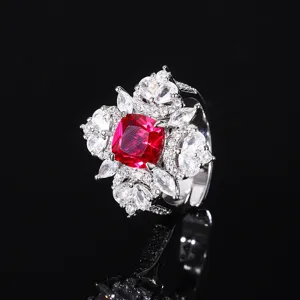 Primer plano detallado de anillo vintage cuadrado de piedra roja con circonitas blancas.
