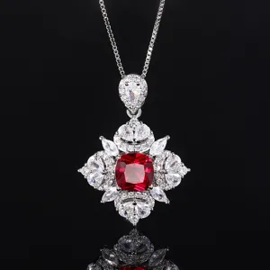 Impresionante collar con colgante de corindón sintético rojo y circonitas brillantes.