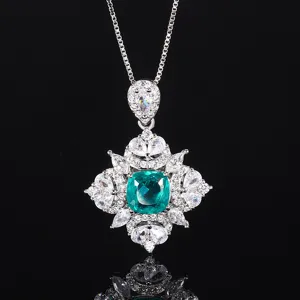 Impresionante collar con colgante de esmeralda talla cojín y detalles de circonita brillante.