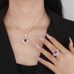Vista detallada del conjunto de collar y anillo de gema rubí vintage con circonitas brillantes.