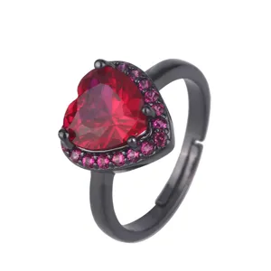 Schwarzer Ring mit herzförmigem rotem synthetischem Rubin und Zirkonia verstellbar Hauptansicht
