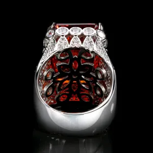 Superbe bague statement avec pierre orange radiant et détails de pavé filigrane.