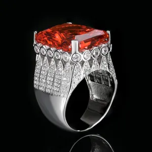 Magnifique bague de cocktail avec pierre radiante et zircons scintillants en détail.