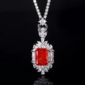 Luxus roter Edelstein hoher Kohlenstoff Diamant Anhänger Halskette mit Zirkonia Besatz.