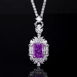 Nahaufnahme der luxuriösen Halskette mit violettem Zirkonia-Anhänger und funkelndem Steinkranz.