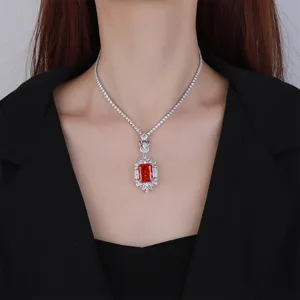 Nahaufnahme der eleganten roten Edelstein-Halskette mit funkelnden Zirkonia-Details.