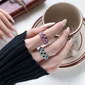 Anillo vintage ancho de pedrería, elegante anillo eternity con gemas rojas y verdes.