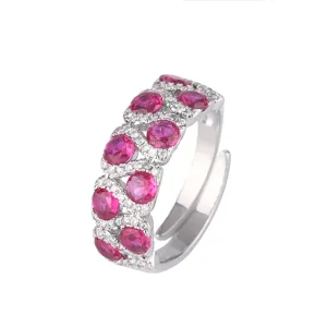 Elegante anillo vintage con rubí sintético y circonitas brillantes en tono plateado.