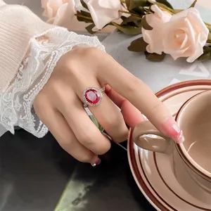 Elegante, prachtige ovale rode zirkonia ring met schitterende kleine steentjes voor dames.
