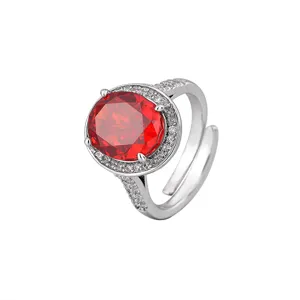Prachtige 10x12mm ovale rode edelsteen halo ring met sprankelende diamanten in zilver.