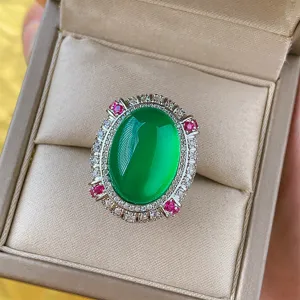 Vintage grüner Chalcedon Ring mit funkelnden Strasssteinen, eleganter ovaler Edelsteinschmuck.