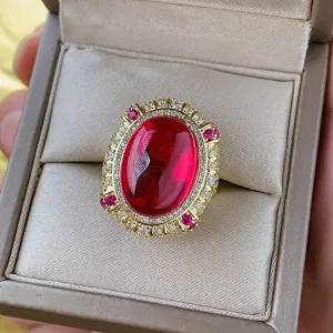 Vintage vergoldeter Ring mit grossem roten Cabochon Stein und funkelndem Zirkonia Halo.