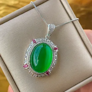 Exquisite vintage grüne Chalcedon Anhänger Halskette mit funkelnden Diamanten und Rubinen.