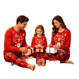 Ensemble de pyjama de Noël assorti pour toute la famille haut rouge et pantalon.