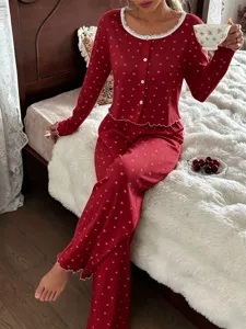 Vista dettagliata del set pigiama da donna rosso con stampa a cuori e finiture in pizzo elegante.