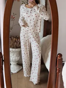 Primo piano dettagliato del set pigiama lungo da donna con un bellissimo motivo a ciliegie.