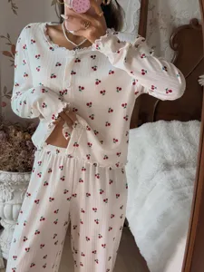 Set pigiama donna maniche lunghe con stampa ciliegie e finiture in pizzo per autunno accogliente
