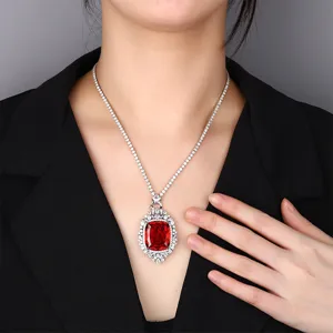 Dettaglio squisito della collana con ciondolo in zircone rosso quadrato, stile elegante.