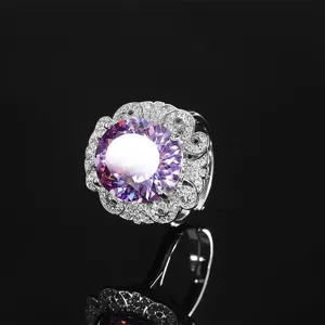 Squisito anello di lusso con gemma viola e alone di cristallo scintillante elegante