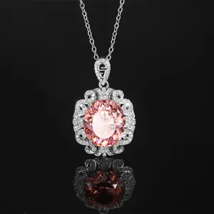 Elegante collana con ciondolo ovale rosa vintage e dettagli in argento con strass scintillanti.