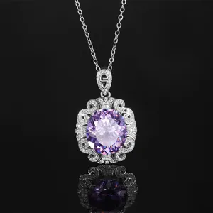 Elegante collana con ciondolo in stile vintage con gemma viola ovale e dettagli pavé scintillanti.