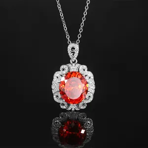 Primo piano dettagliato della collana vintage con pietra ovale arancione e cristalli luminosi.