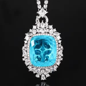Collana con ciondolo in pietra preziosa simulata cuscino blu con cristalli lucidi.
