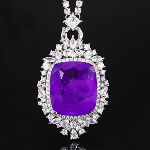 Lussuosa collana con ciondolo in pietra viola taglio cuscino zircone bianco scintillante dettaglio