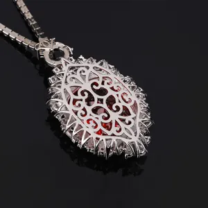 Elegante collana con ciondolo in filigrana argentata e una splendida pietra rossa donna.