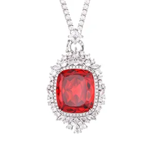 Primo piano dettagliato di una collana con ciondolo in zircone rosso taglio cuscino.