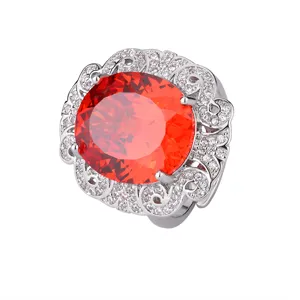 Lussuoso anello con pietra zircone rosso ovale e cornice in argento filigranato con strass