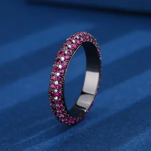 Bague femme plaque or noir avec pierres corindon rouge style mode europeen chic.