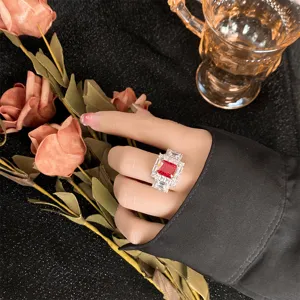Elegante anello da donna con pietra rossa e zirconi brillanti in rame di alta qualità.