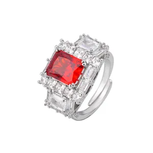 Anello di lusso con gemma rossa taglio smeraldo e zirconi brillanti, elegante gioiello da donna.