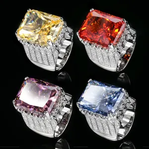 Vue détaillée de bagues de luxe en zircone cubique taille radiant, bijoux de mode plaqués or en cuivre.