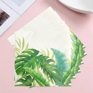 Gedetailleerd overzicht van feestpapieren servetten met tropische groene monstera patronen.